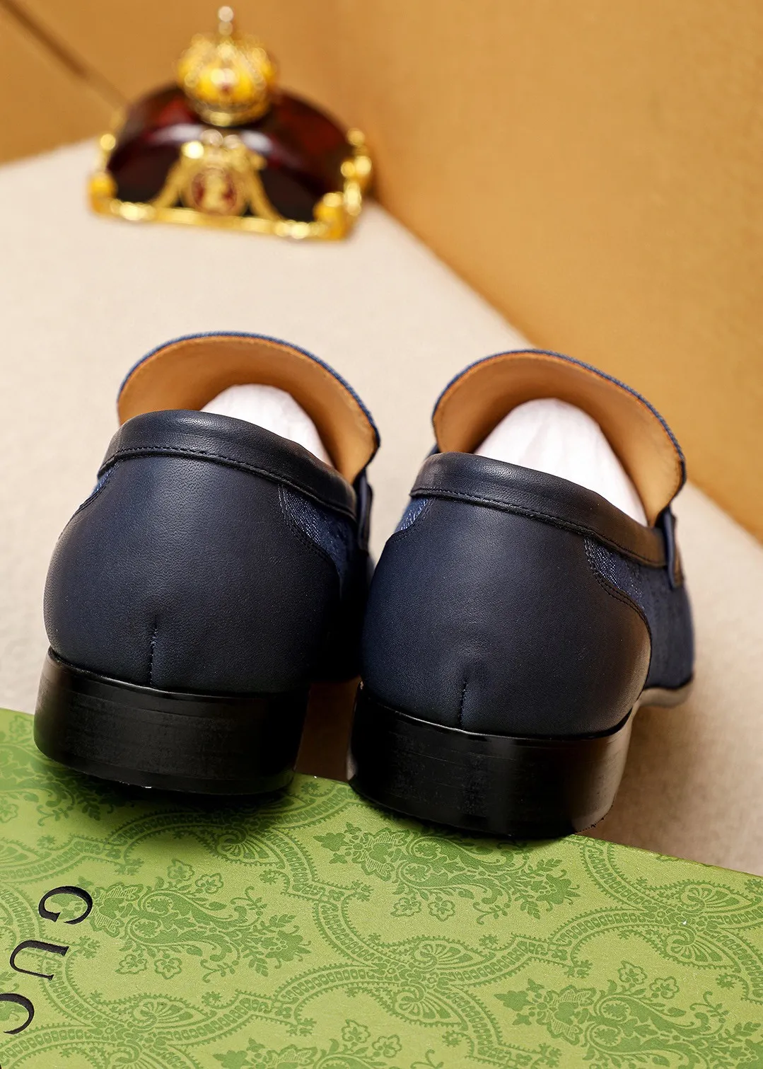 Men's shoes 💰462 💐 Product trademark: GUCCI "Gucci" casual leather shoes Regular size: 38-44 (45.46.47🉑️Customized) Product materials: Selected imported first-layer fabric upper + luxury hardware buckle, imported cowhide leather lining. Strong three-dimensional visual effect, original outsole Color: 3⃣️colors available